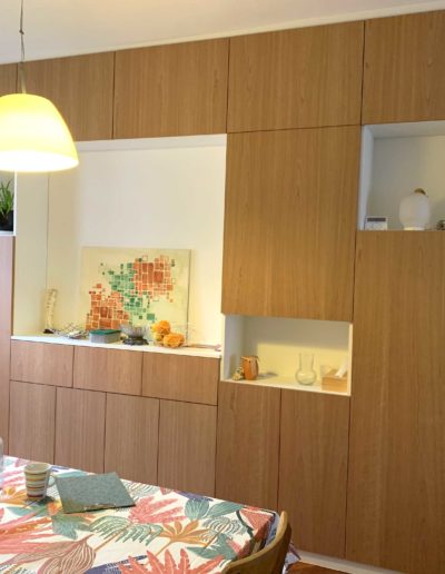 Meuble de salon sur mesure en mélaminé blanc et merisier avec éclairage LED