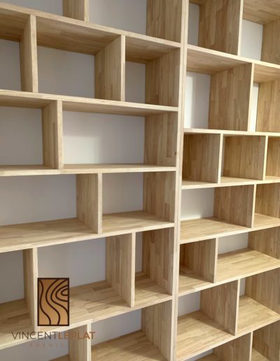 Bibliothèque sur mesure en hévéa massif, design déstructuré