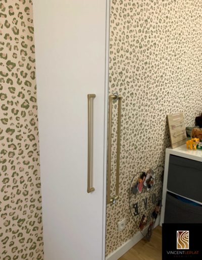 Détail sur la façade d'un dressing sur mesure blanc et bois
