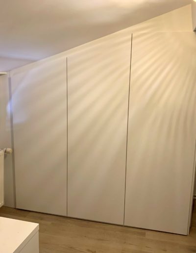 Dressing sous rampant blanc sur mesure.