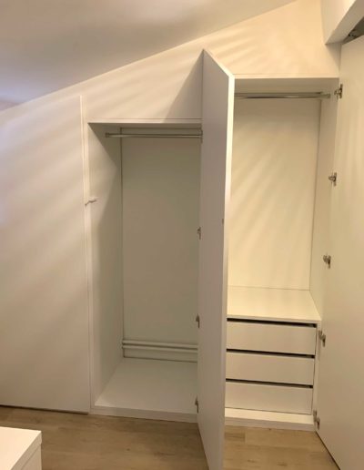 Dressing optimisé sur mesure avec deux penderies et plusieurs tiroirs