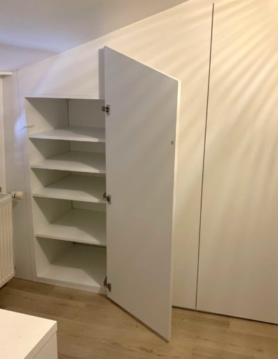 Meuble sur mesure à usage de dressing dans un petit espace.
