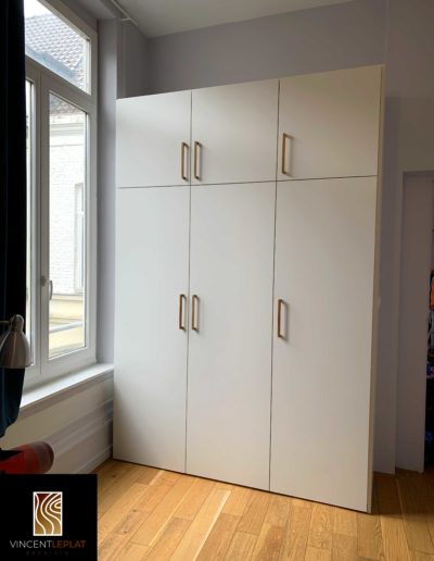 Meuble sur mesure à usage de dressing. Poignées en chêne massif.