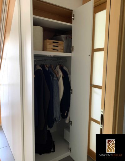 Détail d'une penderie dans un meuble sous escalier sur mesure