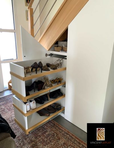 Grands tiroirs à chaussures dans un meuble d'entrée. Bois et blanc. Elements en hêtre massif.