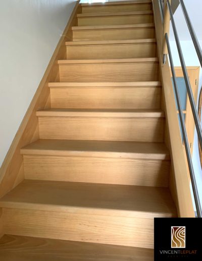 Fermeture d'un escalier ouvert : contremarches sur mesure en hêtre teinté et vernis