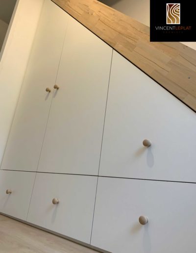 Façades de meuble sous escalier sur mesure avec tiroirs et penderie
