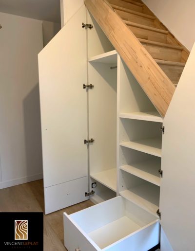 Vue intérieure d'un meuble sous escalier sur mesure par Vincent Leplat